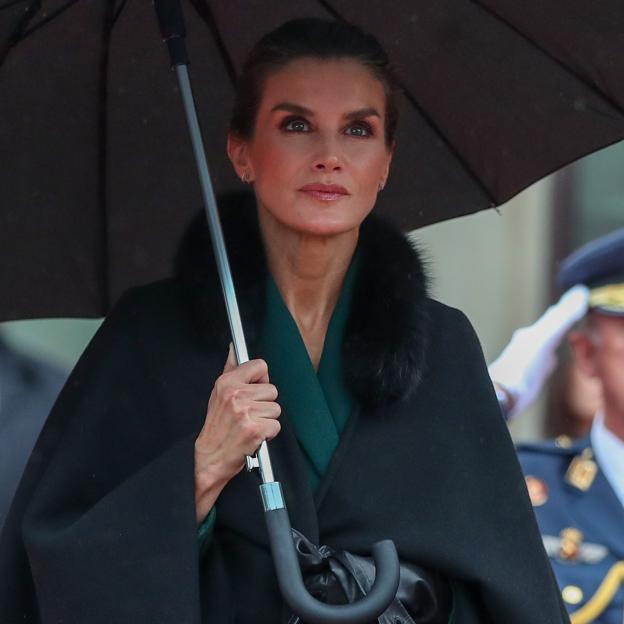 El abrigo capa que ha llevado la reina Letizia en Croacia con vestido verde años 50 (y que tienes en Zara baratísimo) es la chaqueta más elegante del invierno