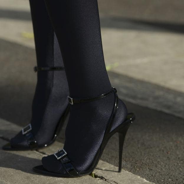 Mirar furtivamente Composición líder El clásico zapato de tacón negro que te soluciona Nochevieja y todos los  planes especiales | Mujer Hoy