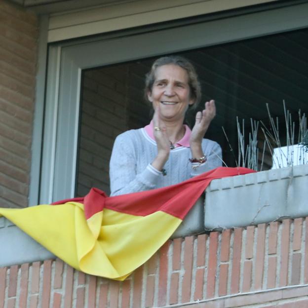 La infanta Elena, durante el confinamiento, aplaudiendo a los sanitarios desde el balcón de su casa.