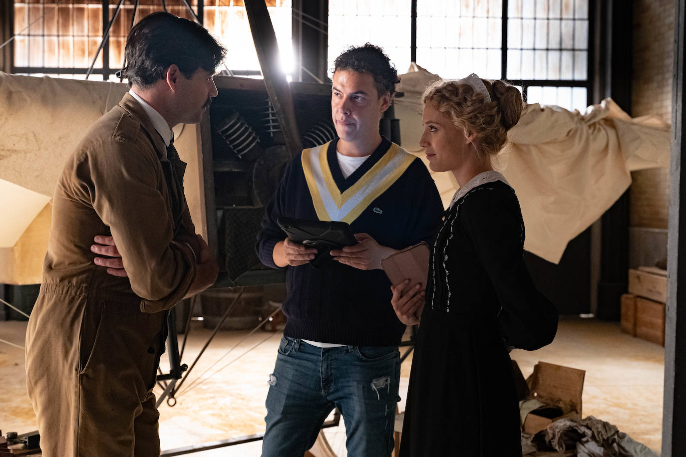 Josep Cister junto a Ana Garcés y Arturo Sancho, en el rodaje de 'La promesa'. 