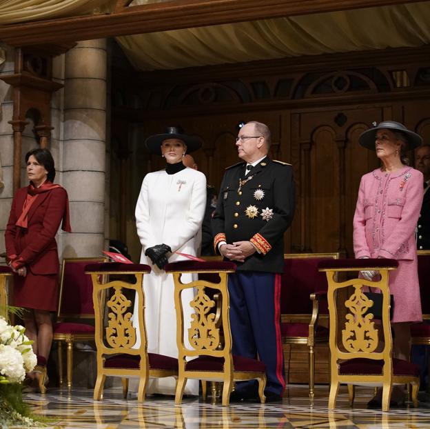 Estefanía, Charlene, Alberto y Carolina durante la misa del Día Nacional de Mónaco.