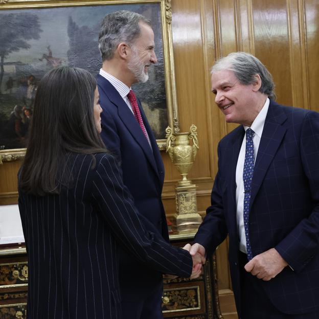 La reina Letizia en la reunión de hoy con un traje de raya diplomática.