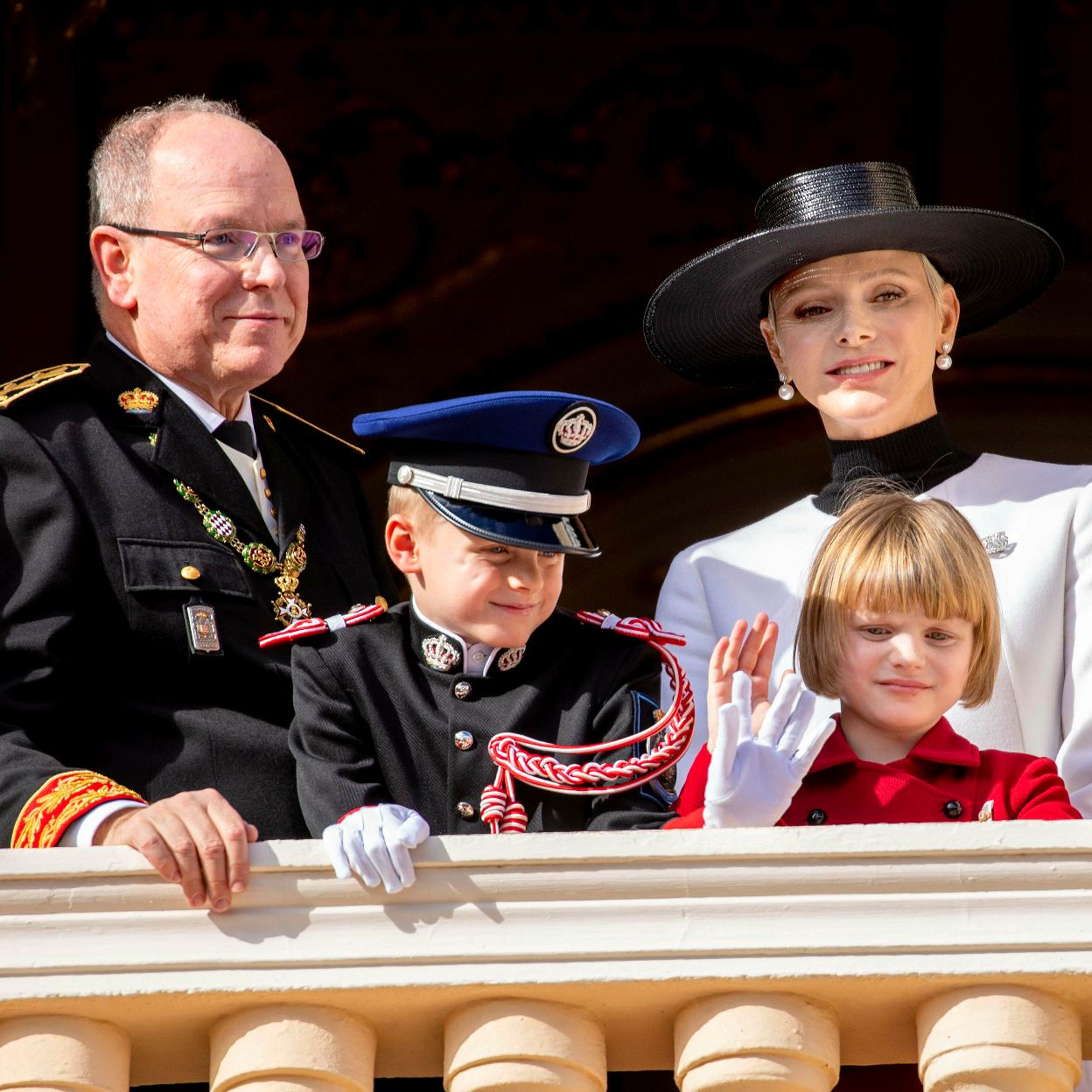 El príncipe Alberto y Charlène de Mónaco con sus hijos mellizos./gtres