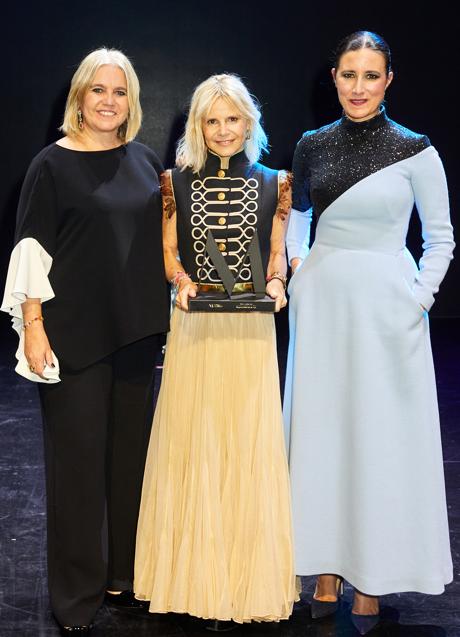 Eugenia Martínez de Irujo, Premio Mujerhoy 2022, posa junto a Rosa Tous, vicepresidenta corporativa de TOUS, y Samary Fernández Feito, directora general del Área de Lujo, Estilo de Vida y Revistas de Vocento. Foto: Álex Rivera.