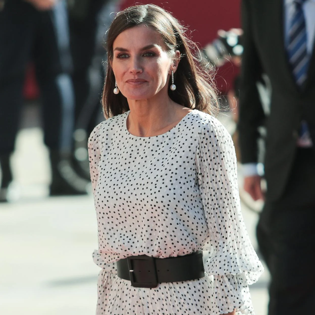 Puntero Cósmico Arreglo El fallo de vestuario de la reina Letizia: un vestido de lunares impecable  (con el que copia a Kate Middleton) y unas transparencias que le han jugado  una mala pasada | Mujer