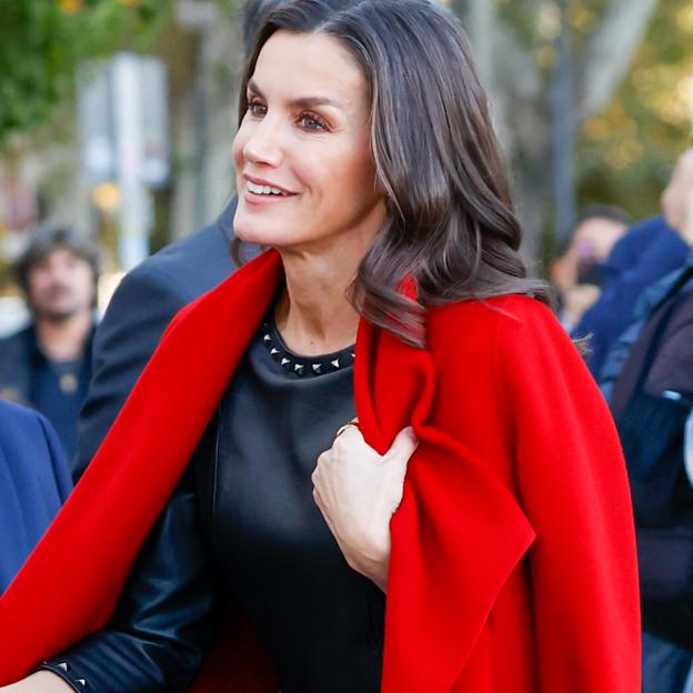 La reina Letizia demuestra que el abrigo que más favorece a los 50 es el rojo (y lo tienes en Bershka por menos de 40 euros)