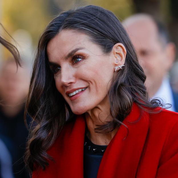 La reina Letizia lleva unas ondas abiertas muy recogidas.