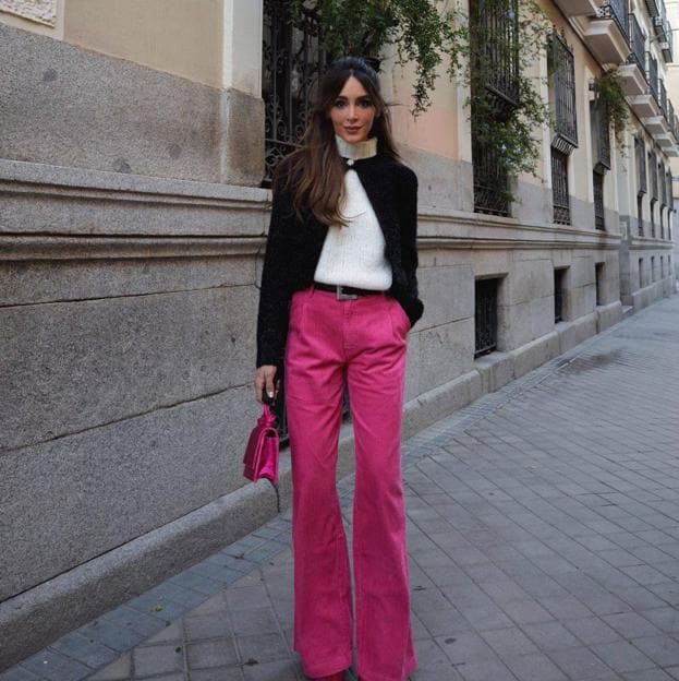 Así se llevan los pantalones rosas que llevan las influencers | Mujer Hoy