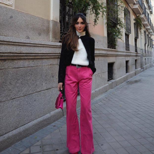 Así se llevan los pantalones rosas que les ves en Instagram a todas la influencers para que favorezcan siempre