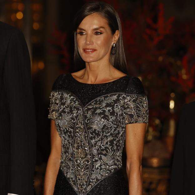 Letizia se reconcilia con Felipe Varela y lleva su espectacular vestido joya en el Premio Francisco Cerecedo: probablemente uno de los diseños más sofisticados de su armario