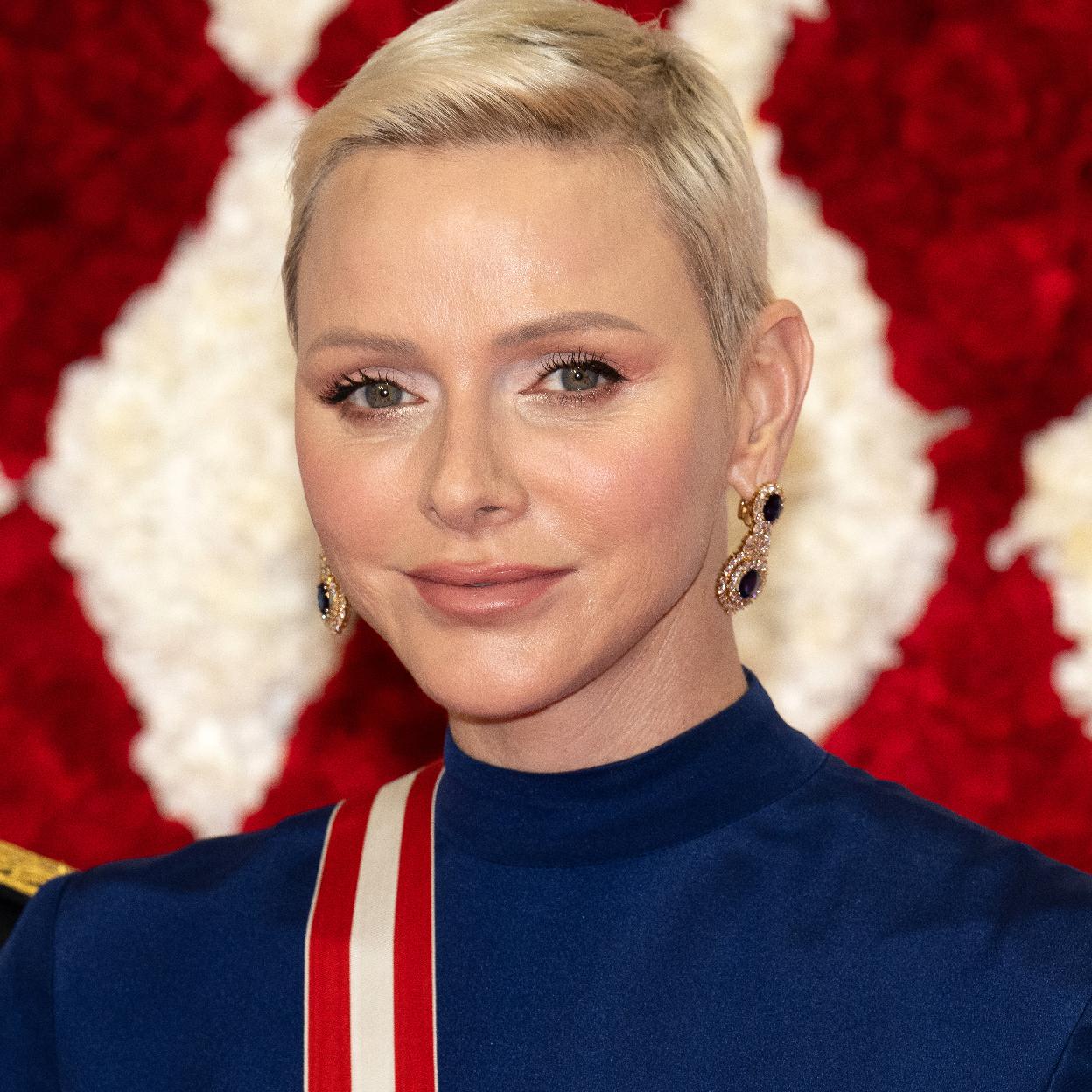 La princesa Charlene acudió a la gala de celebración del Día Nacional de Mónaco con un vestido azul marino de terciopelo y cuello alto y una banda con los colores de Principado. /getty images