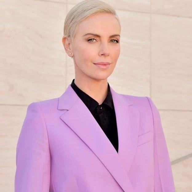 Charlize Theron presume de una piel tersa y firme sin arrugas