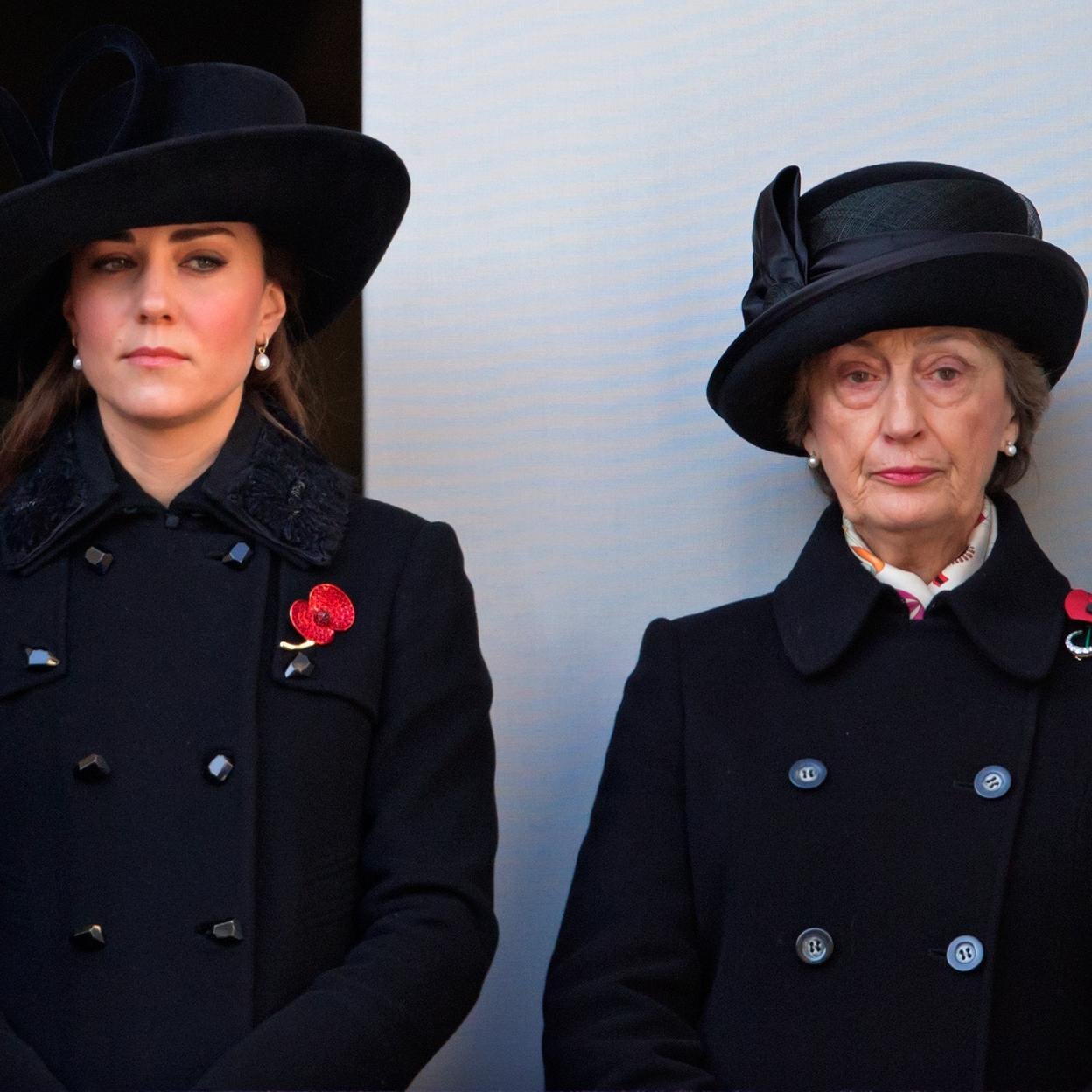 Lady Susan Hussey, de negro, junto a Kate Middleton, también de negro, en el Día del Recuerdo. /GETTY IMAGES