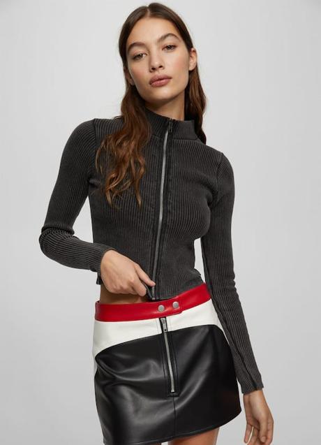 Minifalda Racing Efecto Piel de Pull&Bear, 25,99€.