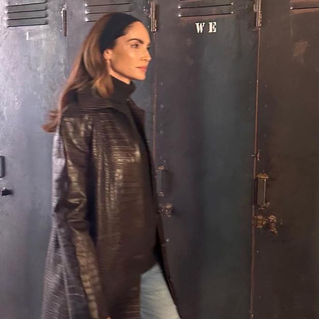 Chaqueta efecto piel, vaqueros y zapatos planos: el look cómodo y rejuvenecedor de Eugenia Silva que está en Pull&Bear