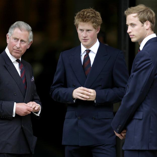 Carlos III y los príncipes Harry y Guillermo.