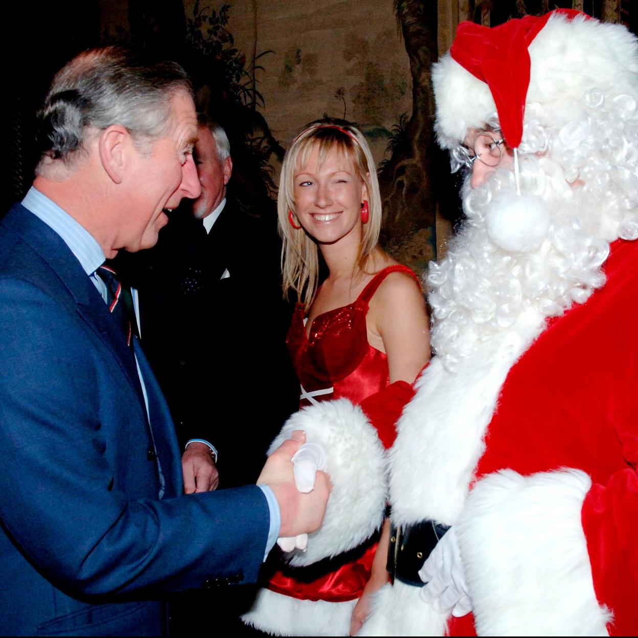 El rey Carlos III saluda a Papá Noel./getty