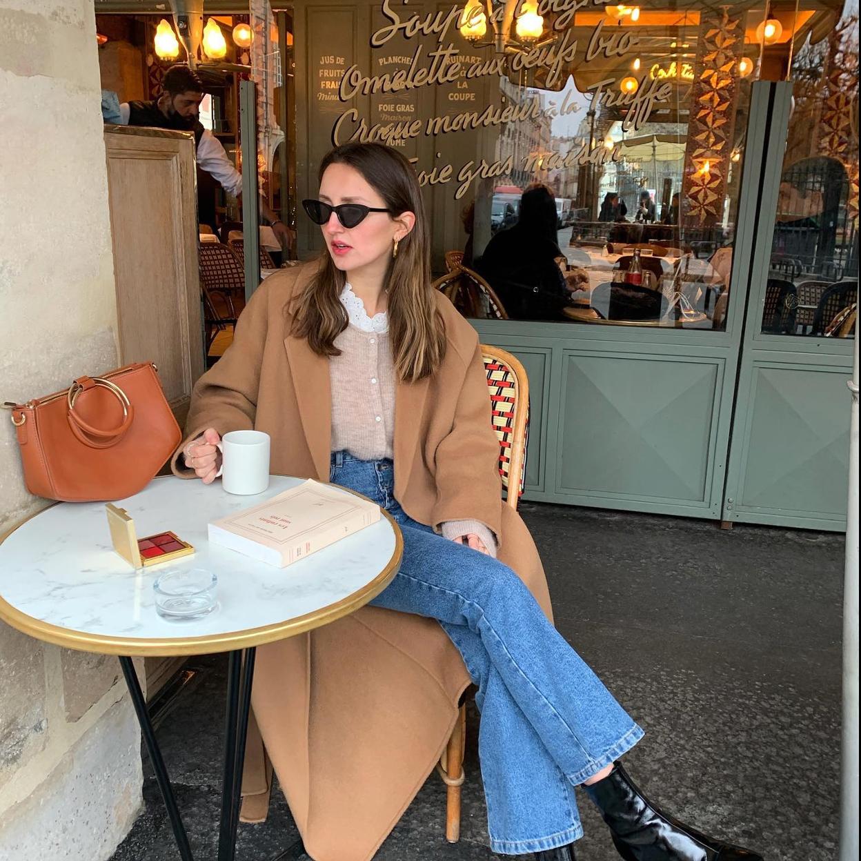 Influencer tomando té en una terraza parisina/@mariellehaon