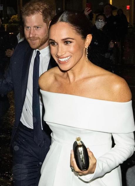 Meghan Markle, con un impresionante vestido blanco de Louis Vuitton, de la mano del príncipe Harry en la entrega del Premio Ripple of Hope. (Foto: @ARCHEWELL_SUSSEX_)