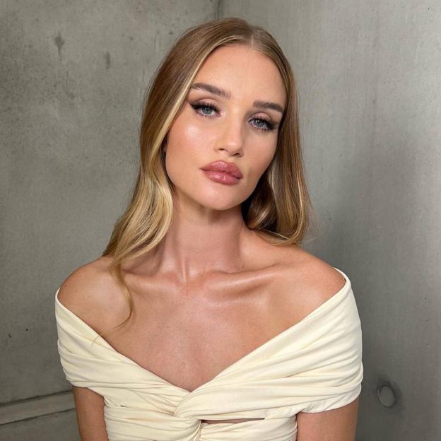 Rosie Huntington-Whiteley presume de las facciones definidas y firmes que se consiguen con proteoglicanos