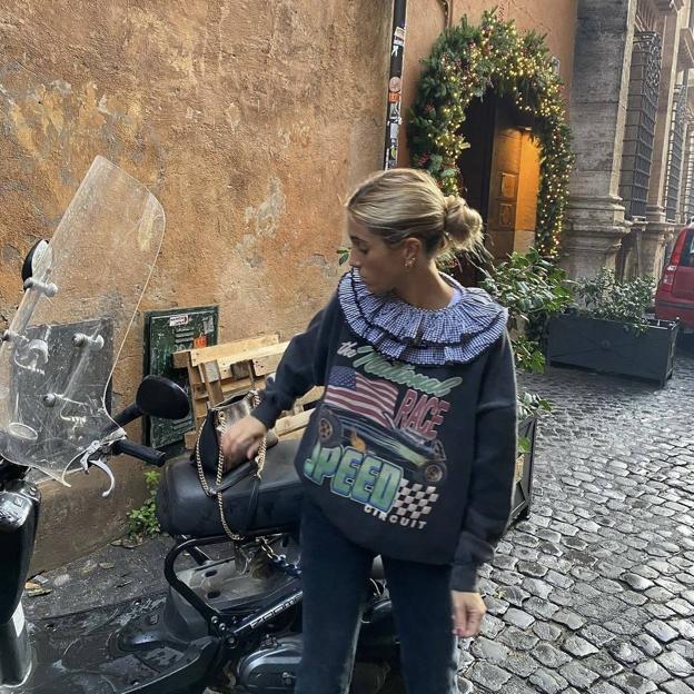 Claudia Parrast combina la la blusa romántica y la sudadera rockera.