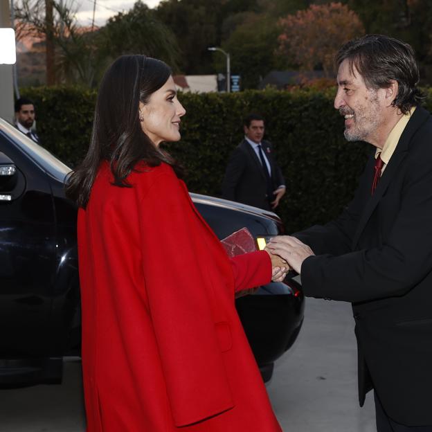 Letizia en Hollywood con abrigo rojo de Carolina Herrera y traje con sorpresa de Torretta para apoyar el castellano y el nuevo Instituto Cervantes en Los Ángeles