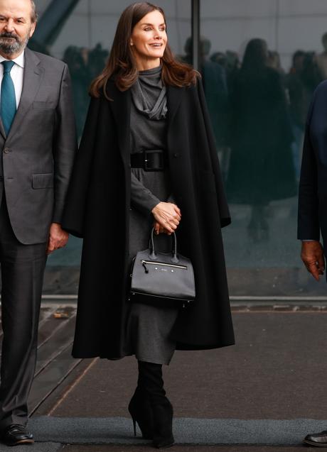 La reina Letizia con un vestido gris. / GTRES