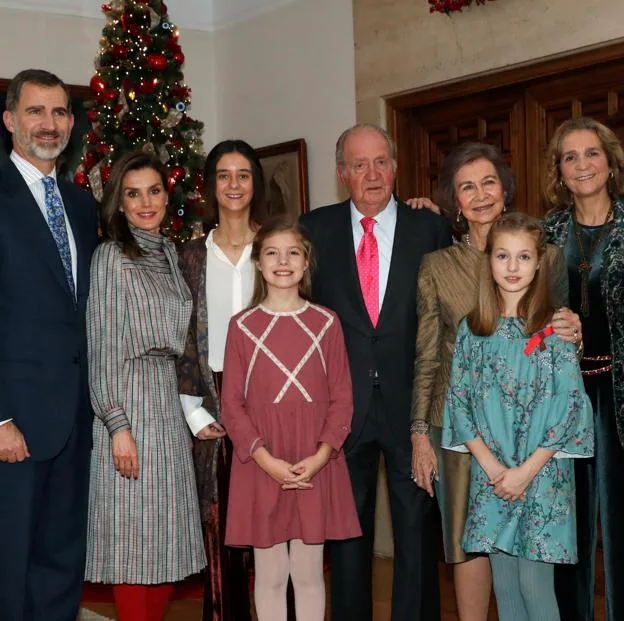 ¡Navidades solos en Zarzuela! Sabemos cómo va a ser el menú de Nochebuena de la reina Letizia (y a qué hora cena con Felipe, Sofía y Leonor)