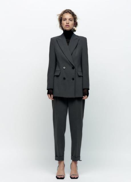 El traje gris de Zara.