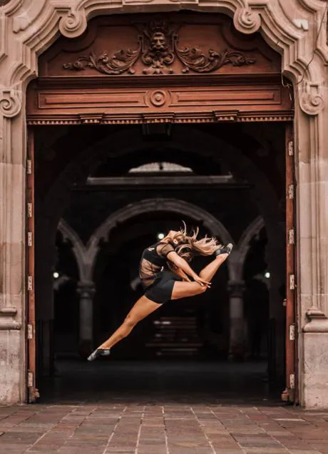 Mujer bailando ballet/PEXELS
