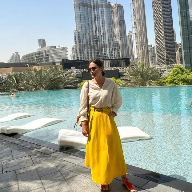 Tamara Falcó posa junto a la impresionante piscina del hotel donde se alojó en su reciente viaje a Doha y Abu Dabi, donde asistió a la boda en la que se besó con Hugo Arévalo. 