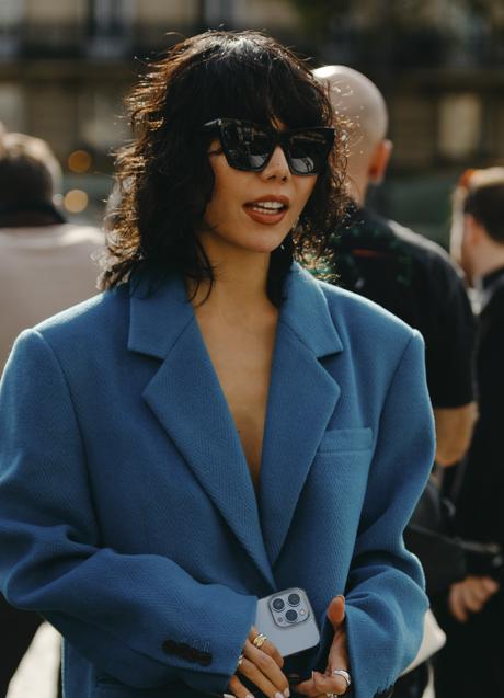 Mujer con corte de pelo rizado clavicut. Foto: Imaxtree.