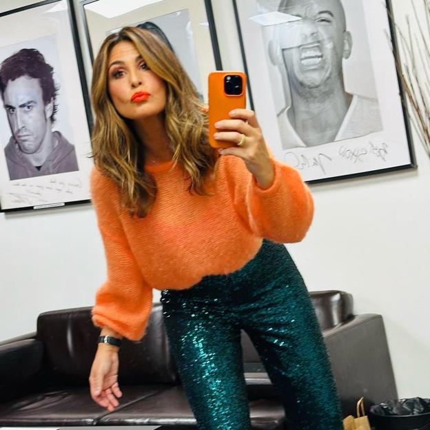 El look con pantalones de lentejuelas y jersey naranja de Nuria Roca que tienes que copiar porque es cómodo y rejuvenecedor