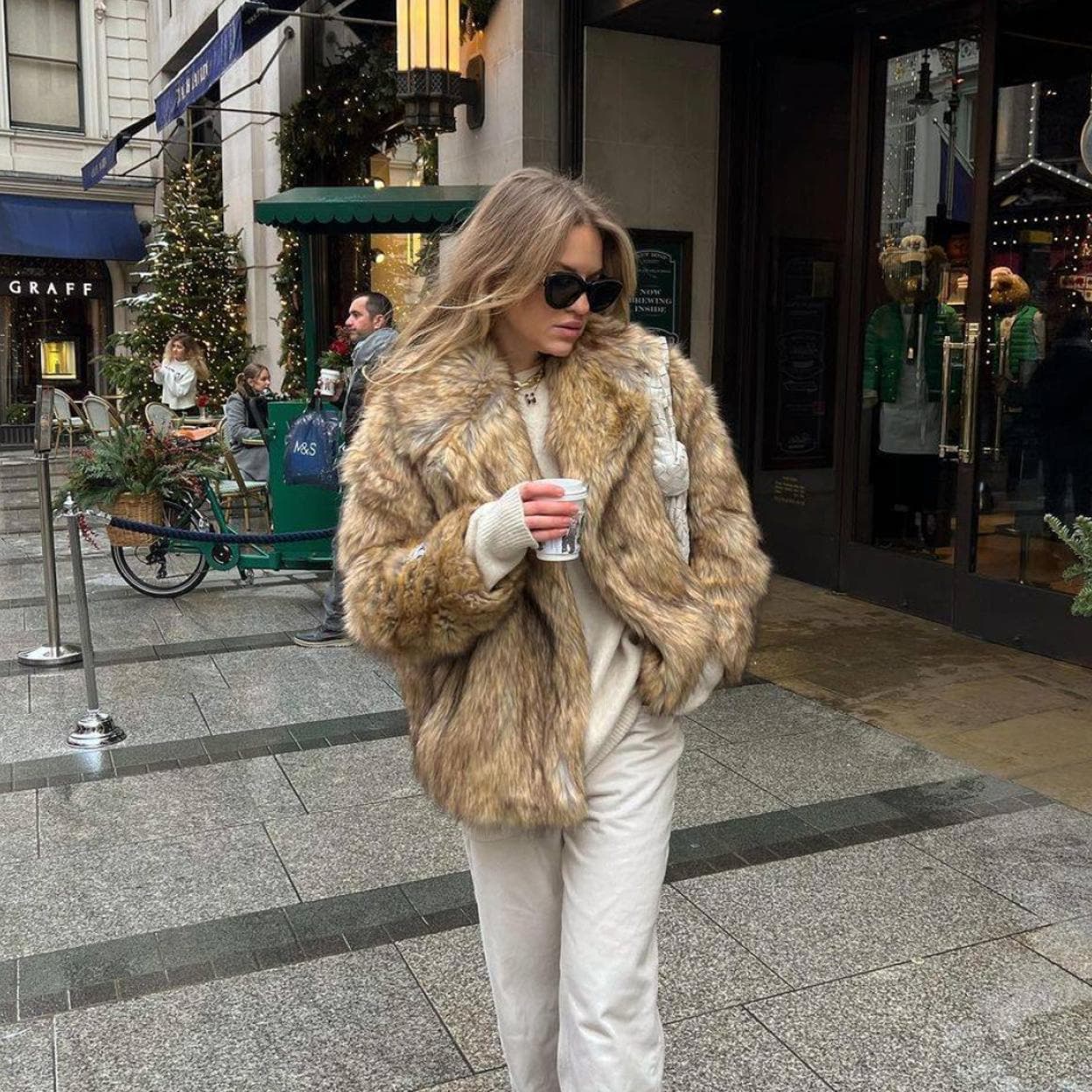 Reina Polvo Rubí MODA: Los abrigos cortos efecto pelo más elegantes y prácticos a los que  las mejor vestidas no se pueden resistir | Mujer Hoy
