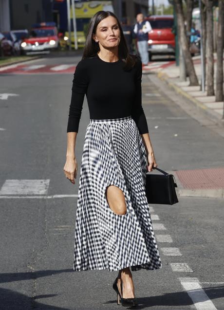 La reina Letizia con una falda de H&M. / GTRES