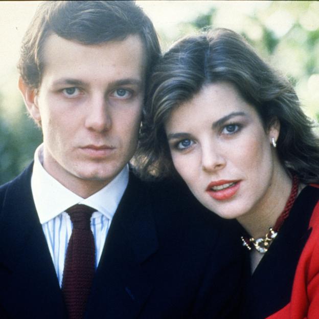 Stefano Casiraghi y Carolina de Mónaco en la imagen con la que anunciaron su compromiso oficial el 19 de diciembre de 1983.