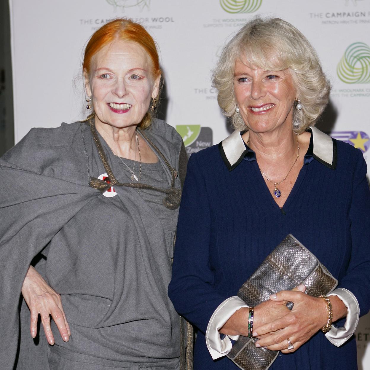 La diseñadora Vivienne Westwood con una de sus clientas VIP, la reina consorte Camilla Parker Bowles/GETTYIMAGES