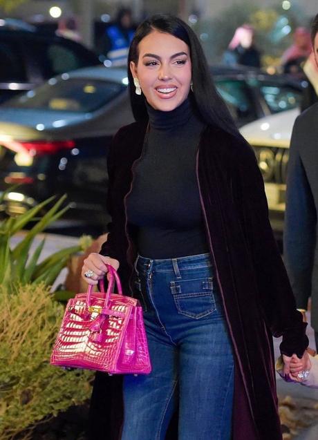 Georgina con un bolso rosa de Hermès.