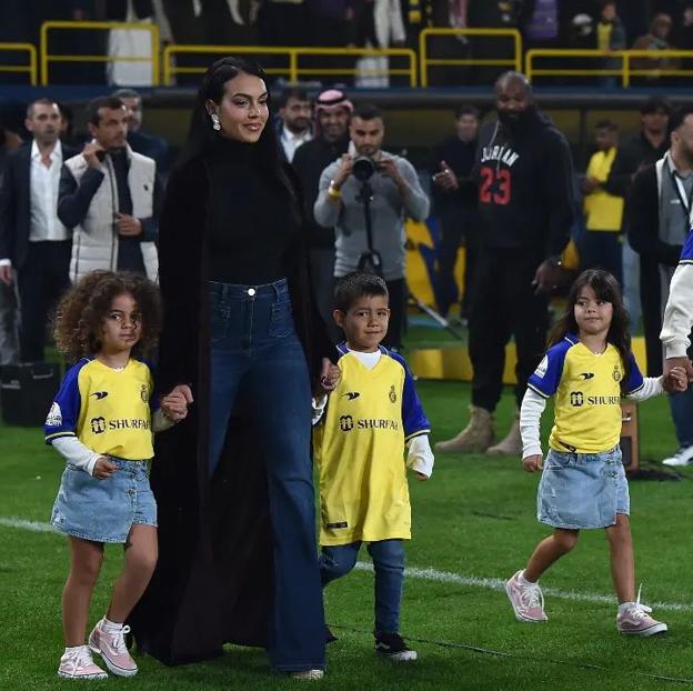 Georgina Rodríguez con sus hijos en la presentaciín de Cristiano Ronaldo.