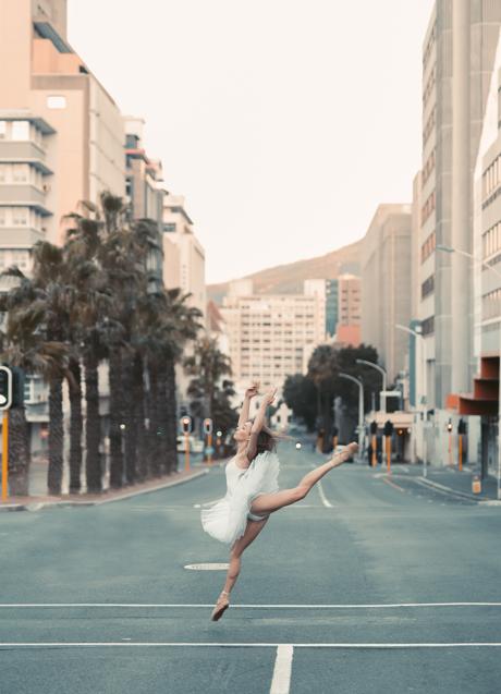 Mujer bailando ballet/PEXELS