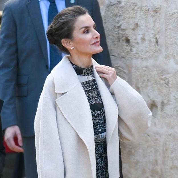 El look de diario barato de la reina Letizia: un vestido de Mango de menos de 30 euros y unas botas negras cómodas y ponibles