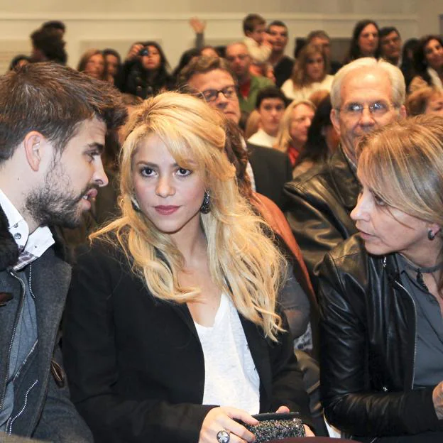 Shakira pone cara de resignación fastidiada mientras Gerard Piqué habla con su madre, Montserrat Bernabéu, en uno de los últimos eventos a los que asistieron juntos. 
