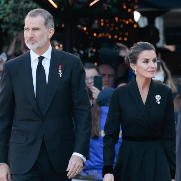 El espectacular look de la reina Letizia en el funeral de Constantino de Grecia: del vestido abrigo al broche más especial