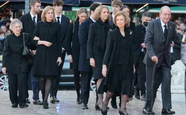 La familia del rey prácticamente al completo, a su llegada al funeral de Constantino de Grecia, en Atenas. 