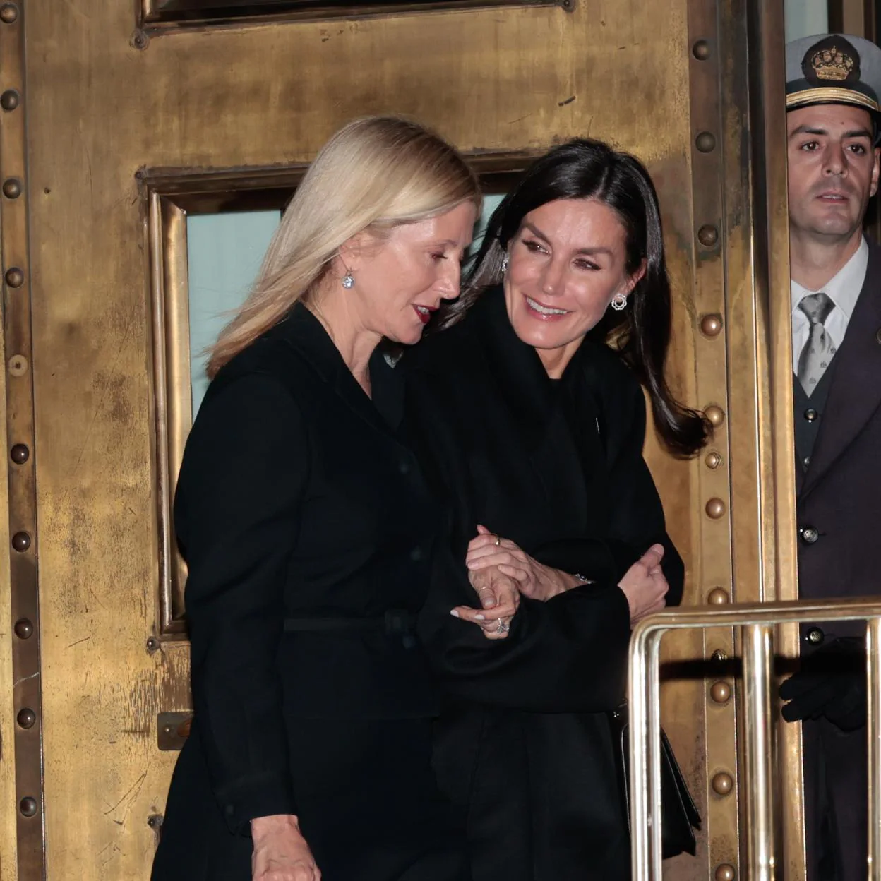 La reina Letizia y Marie Chantal Miller, cogidas del brazo en el funeral de  Constantino | Mujer Hoy