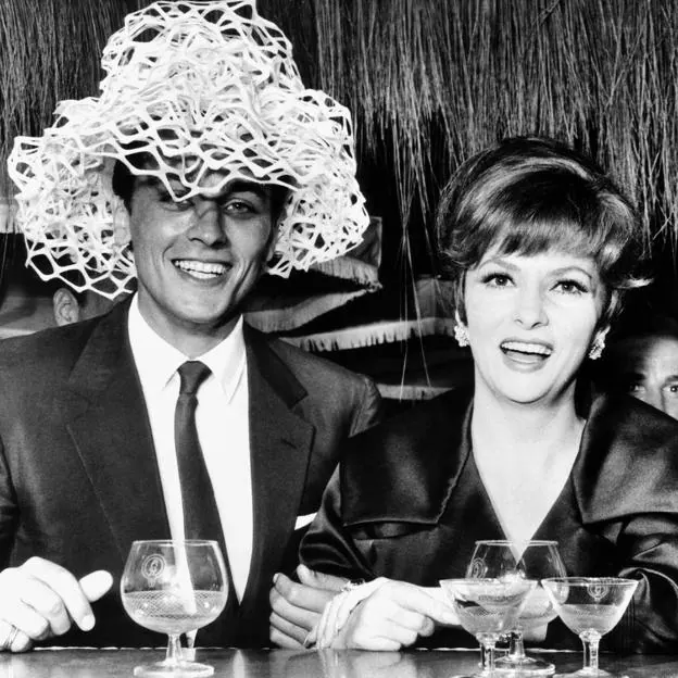 Gina Lollobrigida con Alain Delon en una cena, en 1961.