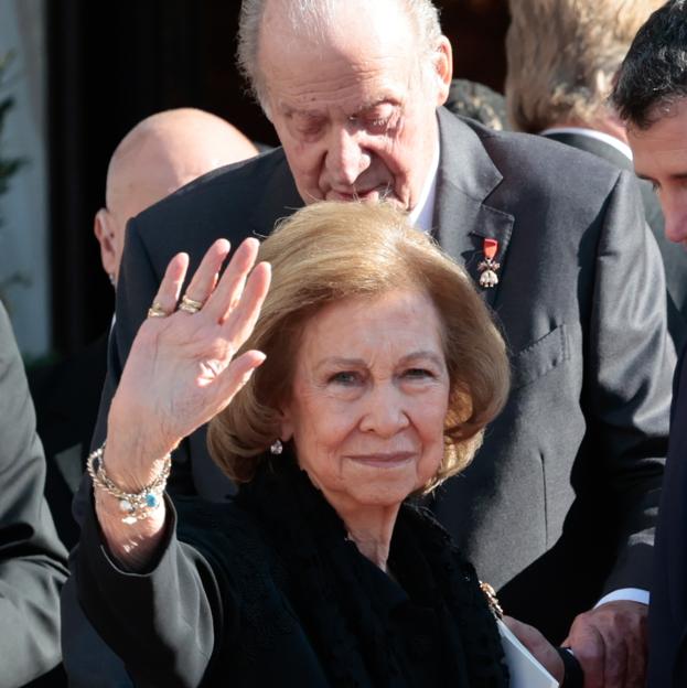 Desplantes a la reina Sofía, mal humor y ninguneo de las casas reales: por qué se empeña el rey Juan Carlos en ir a los funerales royal