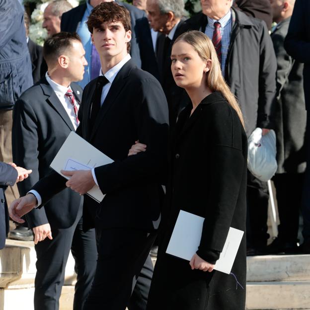 Irene y Pablo Urdangarin llamaron la atención en el funeral de Constantino de Grecia en Atenas por su evidente belleza física. Les han apodado 'los Casiraghi' de la familia real española. 