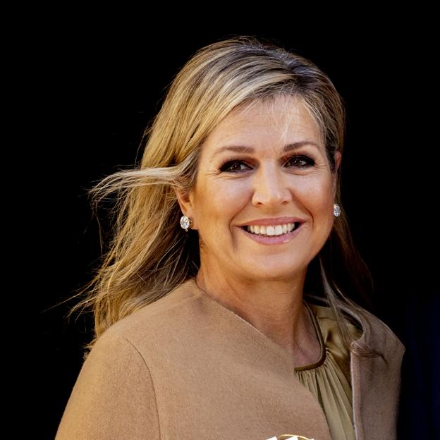 El abrigo capa de Máxima de Holanda en color camel que inspirará a las invitadas de invierno