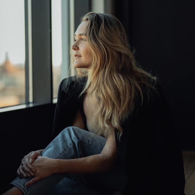 Mujer mirando por la ventana 